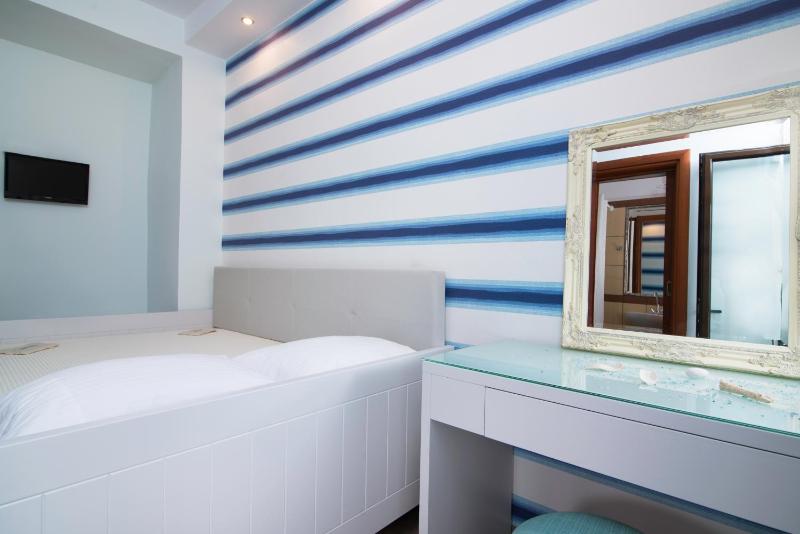 Single Room with Side Sea View image 4