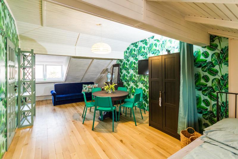 Family Room image 3