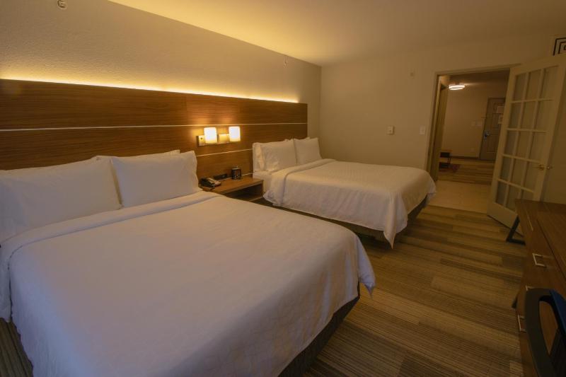 Suite with Two Beds - Non-Smoking image 3