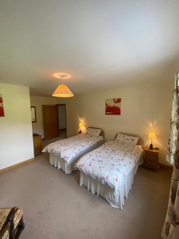 Twin Room with Private Bathroom image 3