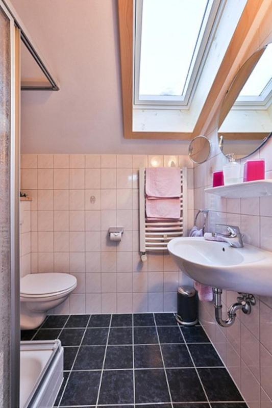 Apartment with Shower image 3