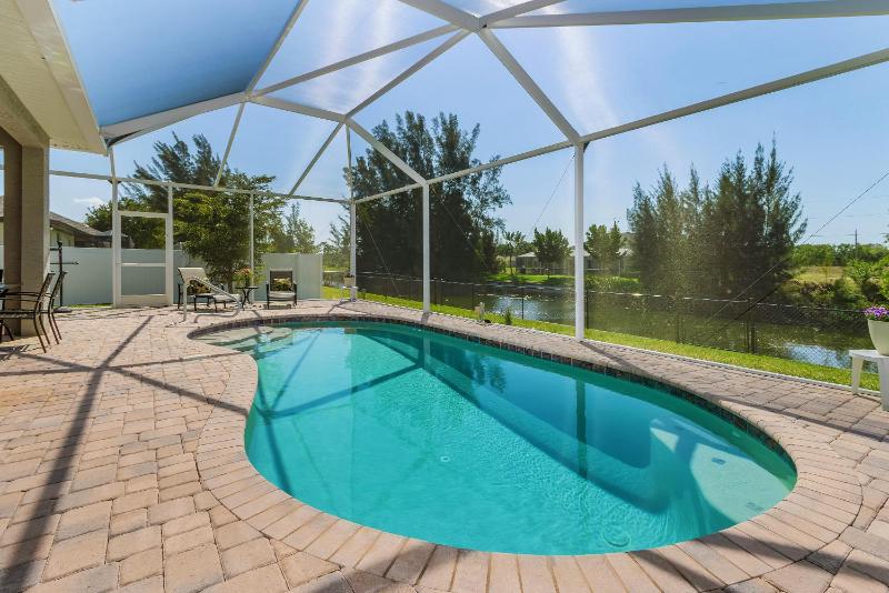 Amazing outdoor living on a freshwater canal 4 bedrooms pet-friendly - Villa Becky - image 5