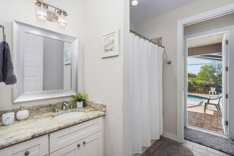 Amazing outdoor living on a freshwater canal 4 bedrooms pet-friendly - Villa Becky - image 10