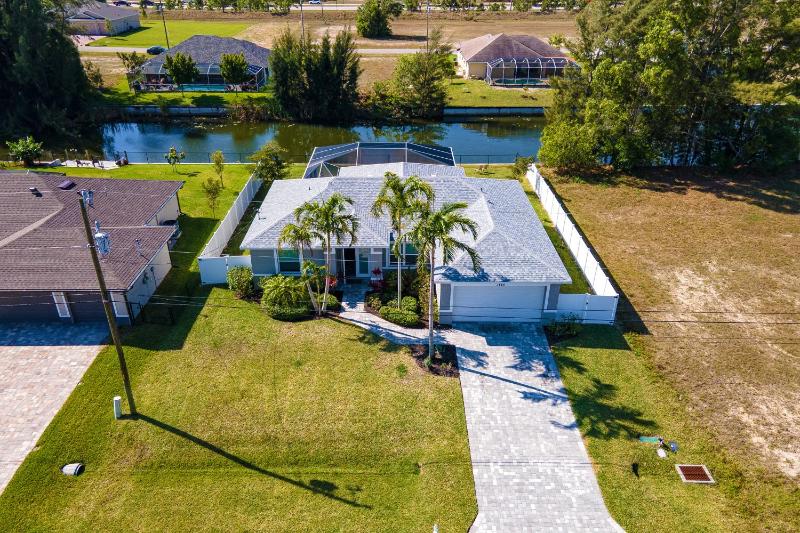 Amazing outdoor living on a freshwater canal 4 bedrooms pet-friendly - Villa Becky - image 11