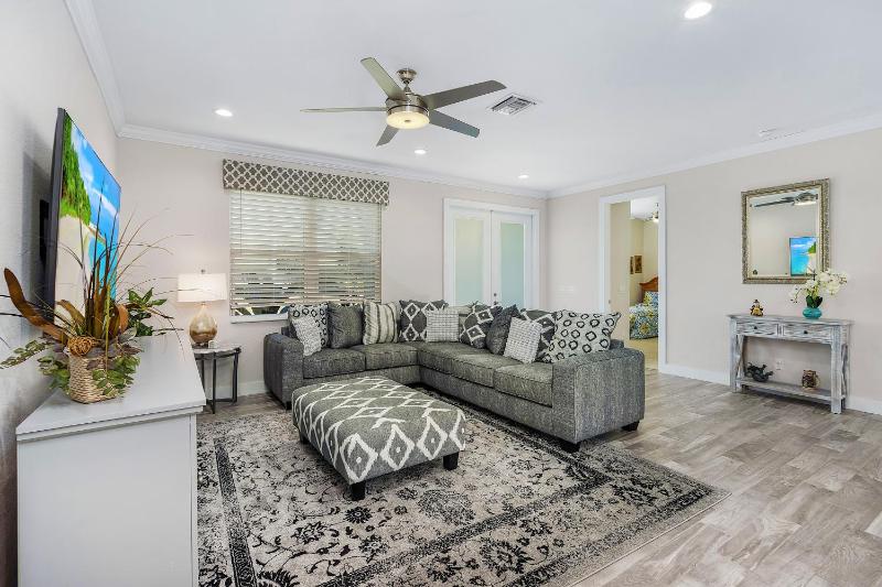 Amazing outdoor living on a freshwater canal 4 bedrooms pet-friendly - Villa Becky - image 7