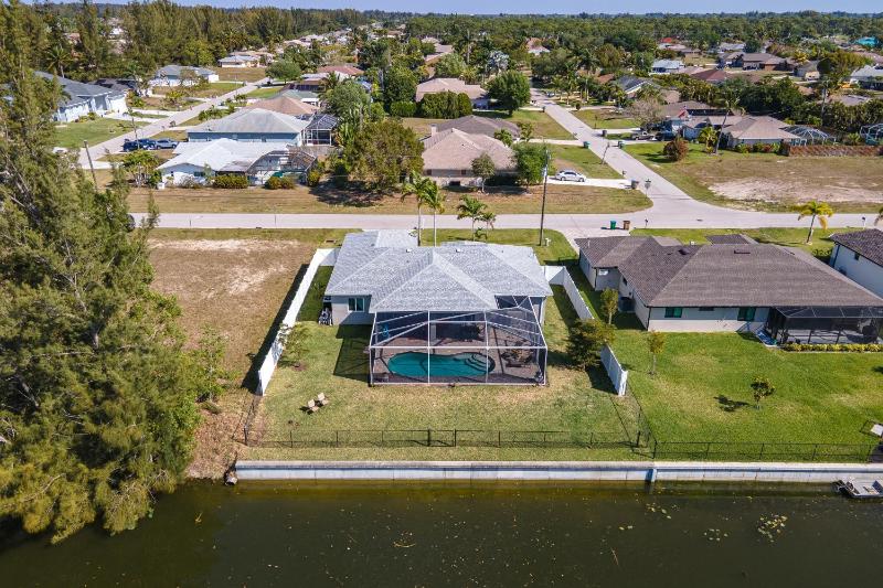 Amazing outdoor living on a freshwater canal 4 bedrooms pet-friendly - Villa Becky - image 8
