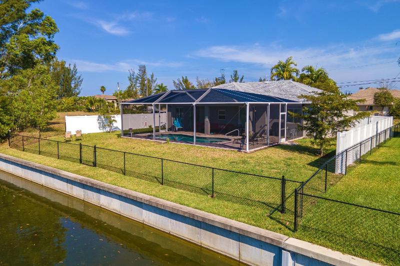 Amazing outdoor living on a freshwater canal 4 bedrooms pet-friendly - Villa Becky - image 15