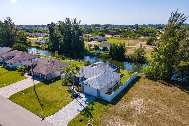 Amazing outdoor living on a freshwater canal 4 bedrooms pet-friendly - Villa Becky - image 19