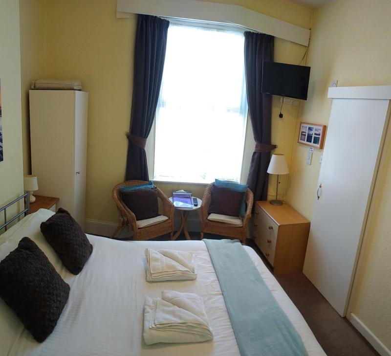 Standard Double Room image 4