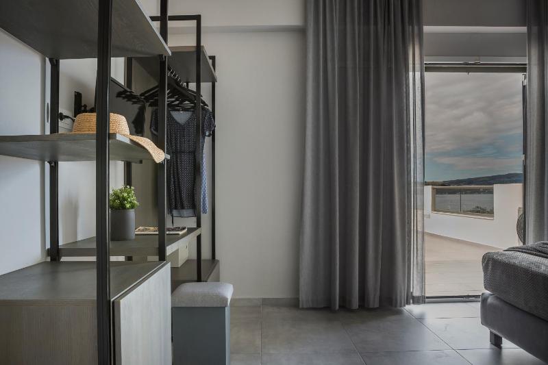 Deluxe Double Room with Balcony and Sea View image 4