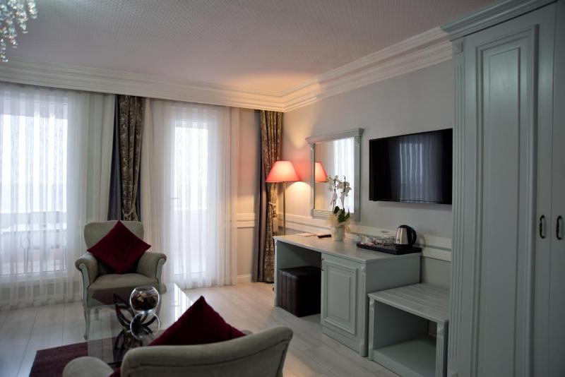 Suite with Balcony and Sea View image 4