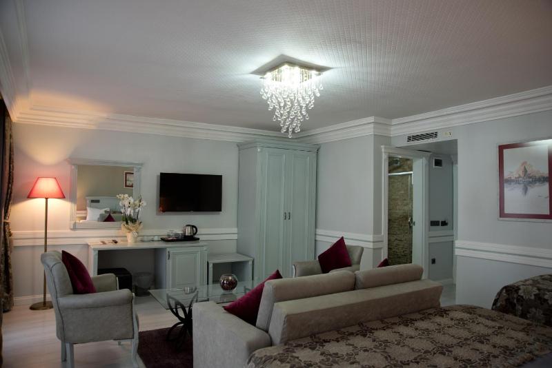 Suite with Balcony and Sea View image 3