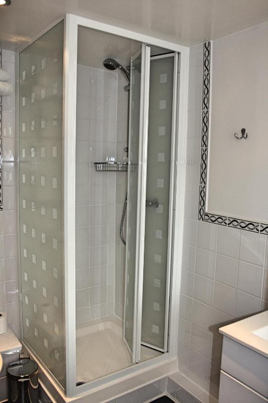 Double en Suite with Private Entrance image 4