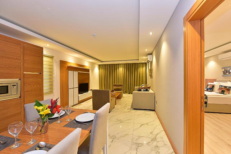 One-Bedroom Apartment with Garden or Pool View image 1