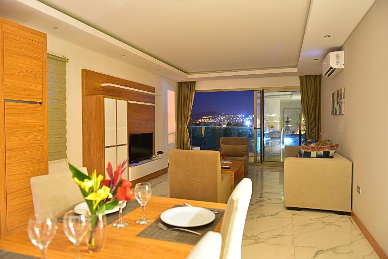 One-Bedroom Apartment with Garden or Pool View image 3