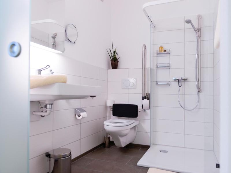 King Room with Roll-In Shower - Disability Access image 4