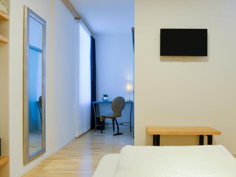 King Room with Roll-In Shower - Disability Access image 2