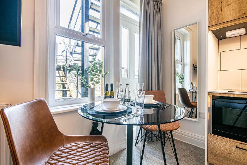 The Belmont Apart Hotel - Harrogate Stays with FREE PARKING - image 20