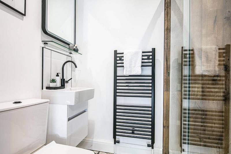 The Belmont Apart Hotel - Harrogate Stays with FREE PARKING - image 17