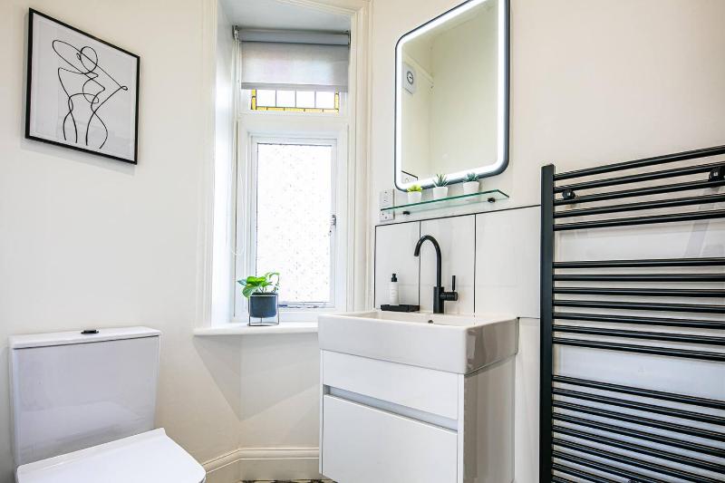 The Belmont Apart Hotel - Harrogate Stays with FREE PARKING - image 39