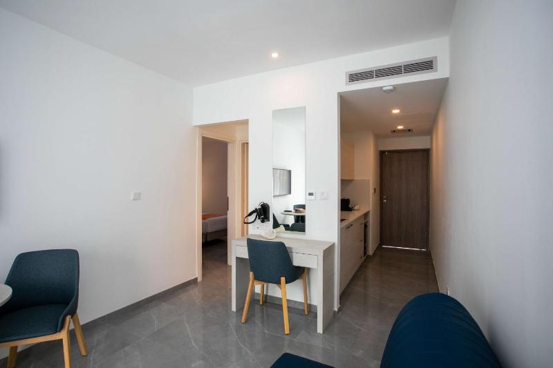 Suite with Queen Bed and Kitchen - Non-Smoking image 3