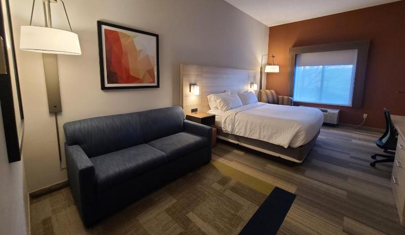 King Suite - Non-Smoking image 4