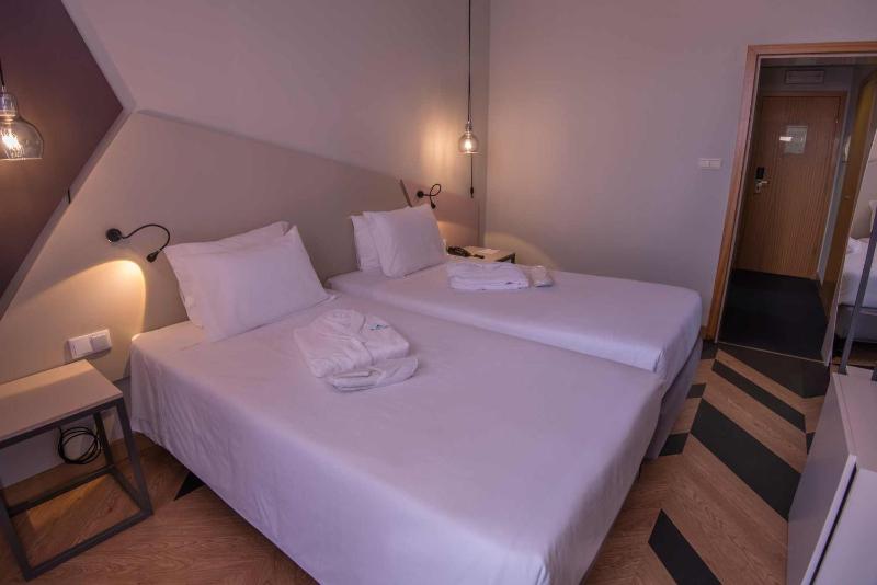 Deluxe Twin Room image 3