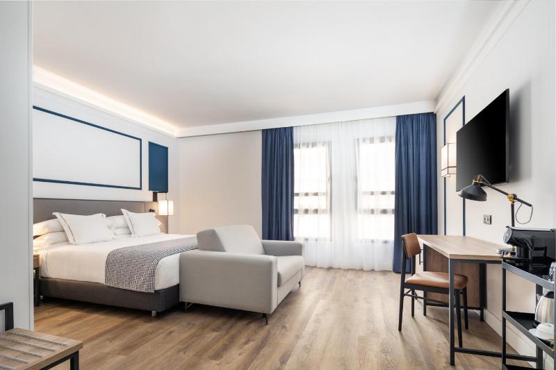 Junior Suite (2 Adults + 1 Child) image 4