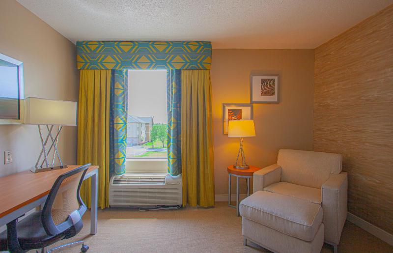 Queen Suite with Two Queen Beds image 4