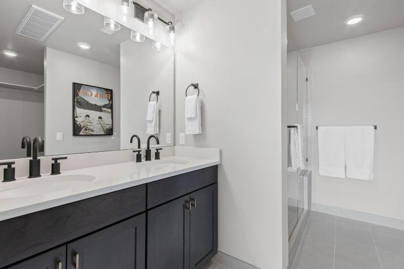 Griffin 2 Bedroom Mountain View image 2