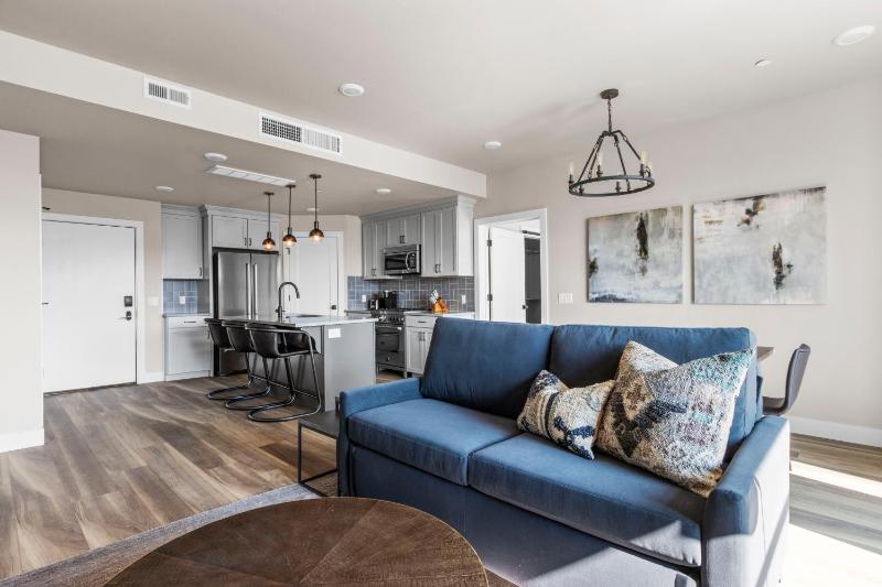 2  Bedroom Suite image 3