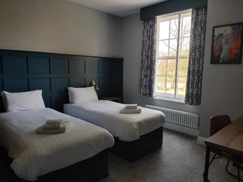 Superior Twin Room image 1