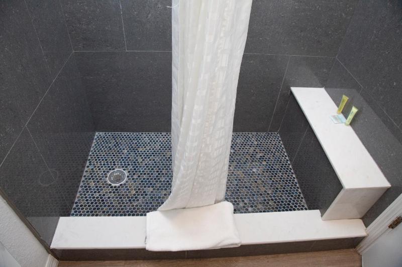 Queen Room with Two Queen Beds - Ocean Front image 2