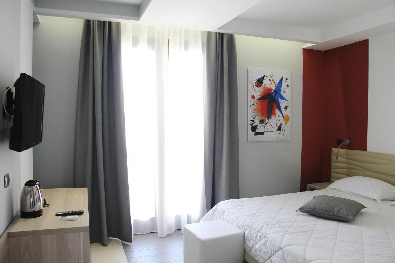 Standard Triple Room image 4