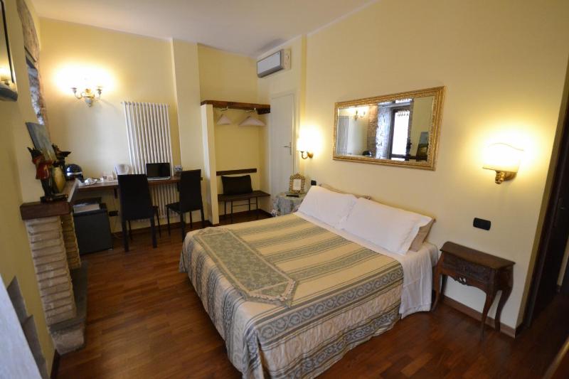 Basic Double or Twin Room image 4