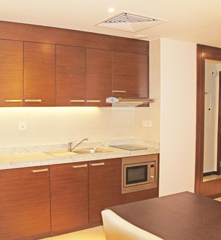 Two-Bedroom Apartment with Kitchen - Complimentary Transfer to Deira City Center, Outlet Mall image 4