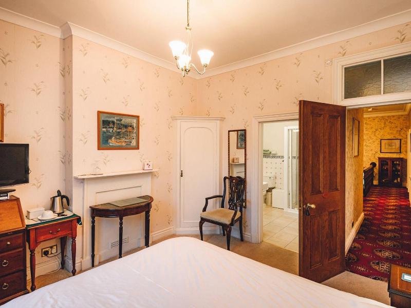 Standard King Room image 4