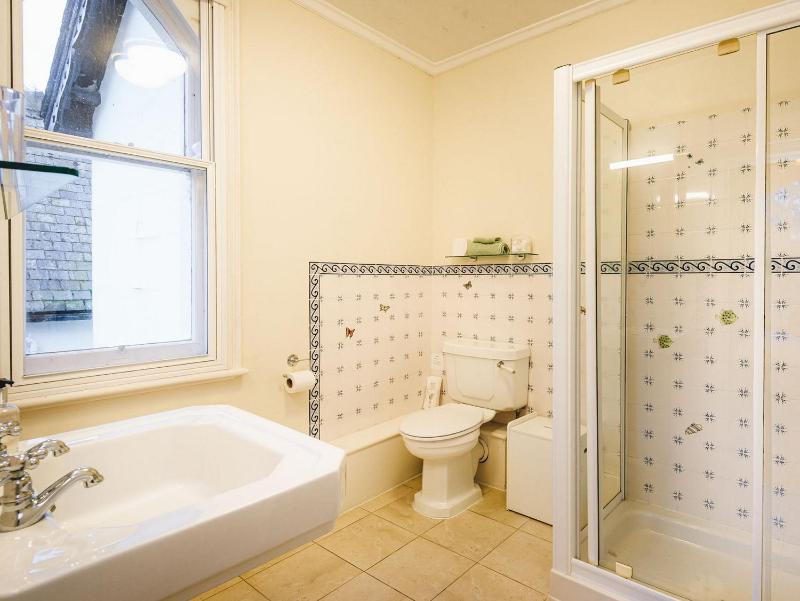 Standard King Room image 2