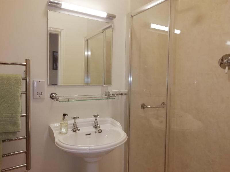 Deluxe King Room image 3