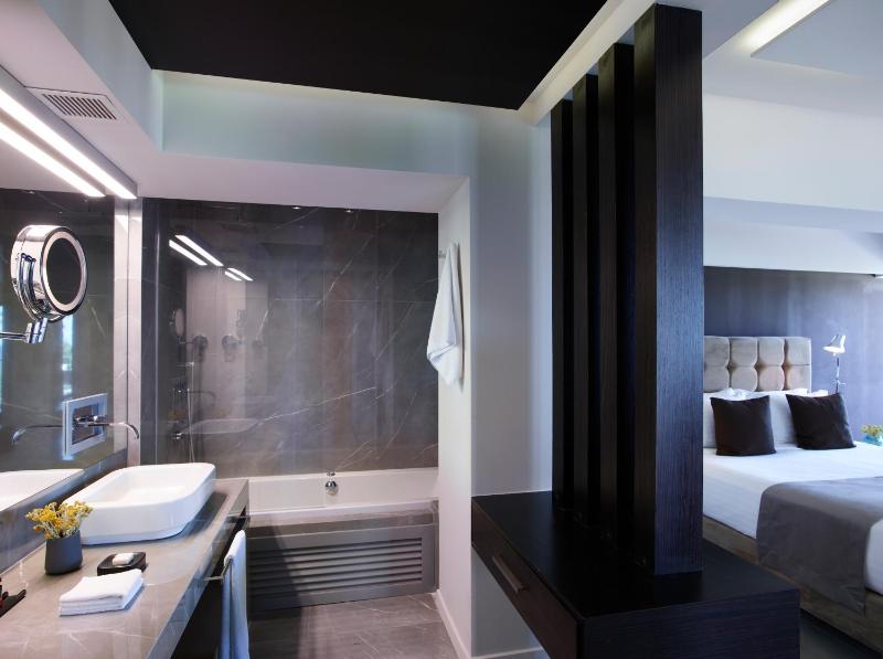 Deluxe Suite with Sea View image 1