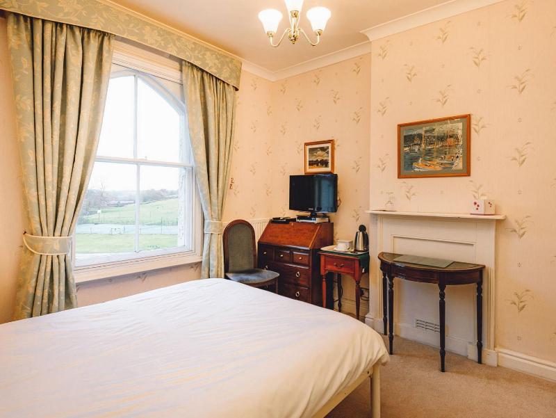 Standard King Room image 3