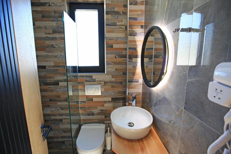 Double Room with Balcony image 4