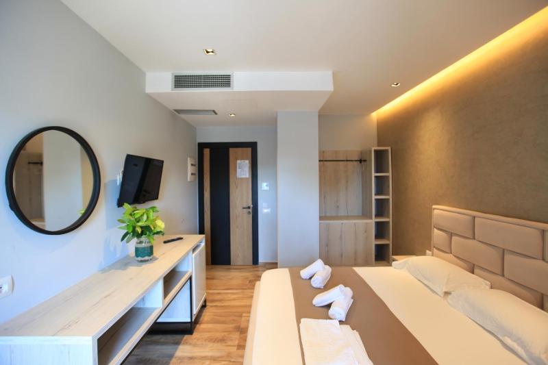 Double Room with Sea View image 4