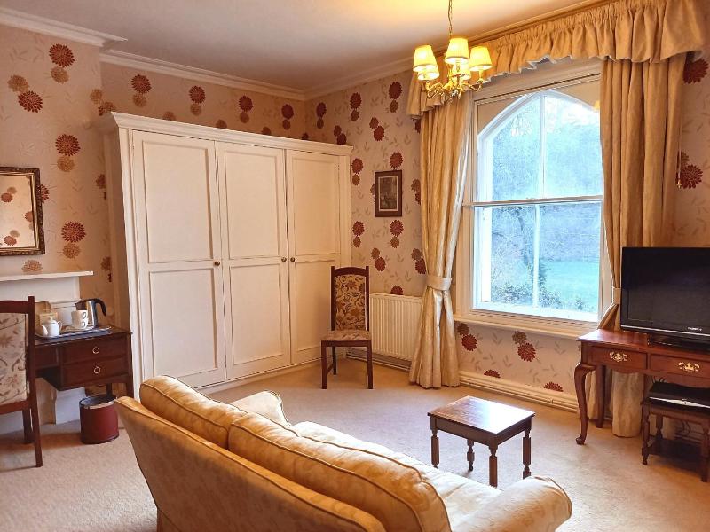 Superior King Room image 4