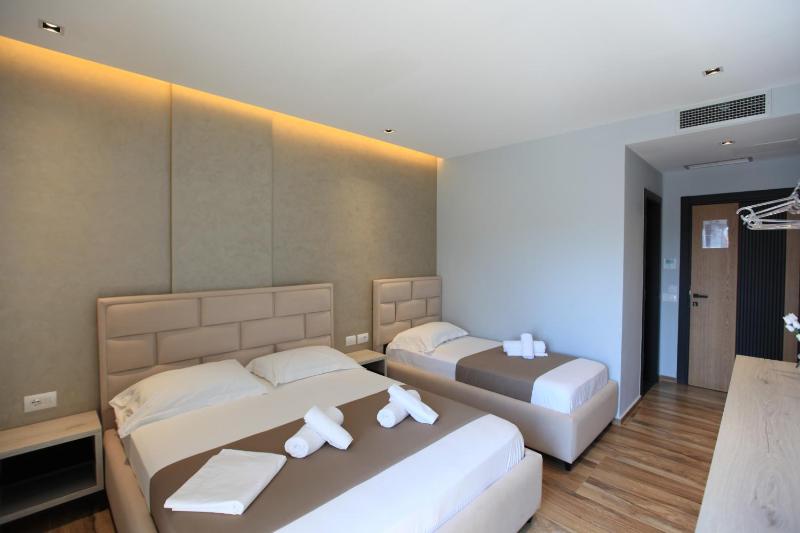 Triple Room with Balcony image 2