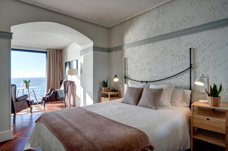 Double or Twin Room with Sea View image 3