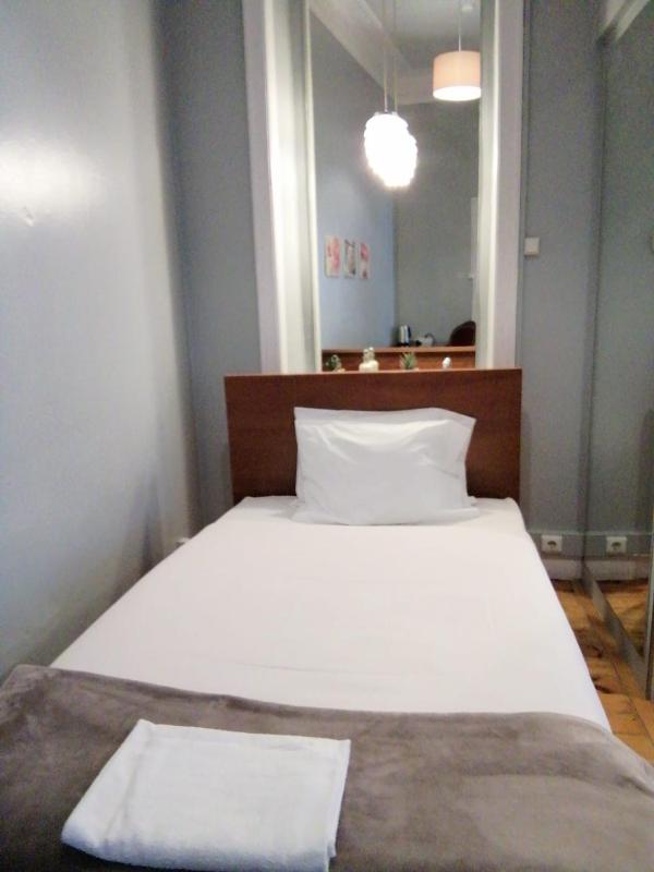 Basic Triple Room with Shared Bathroom image 2