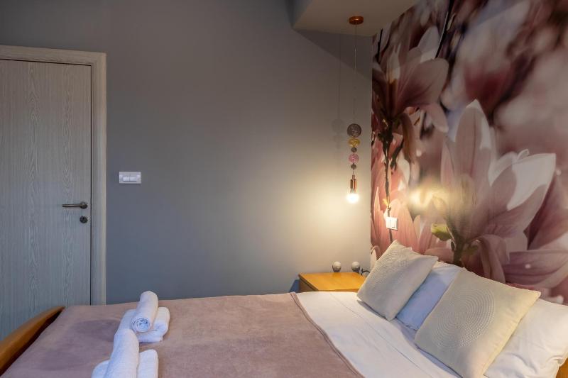 One-Bedroom Apartment image 4