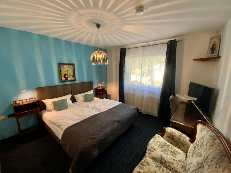 Double Room image 2