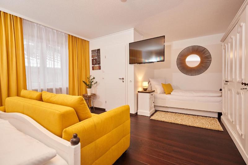 Standard Triple Room image 4